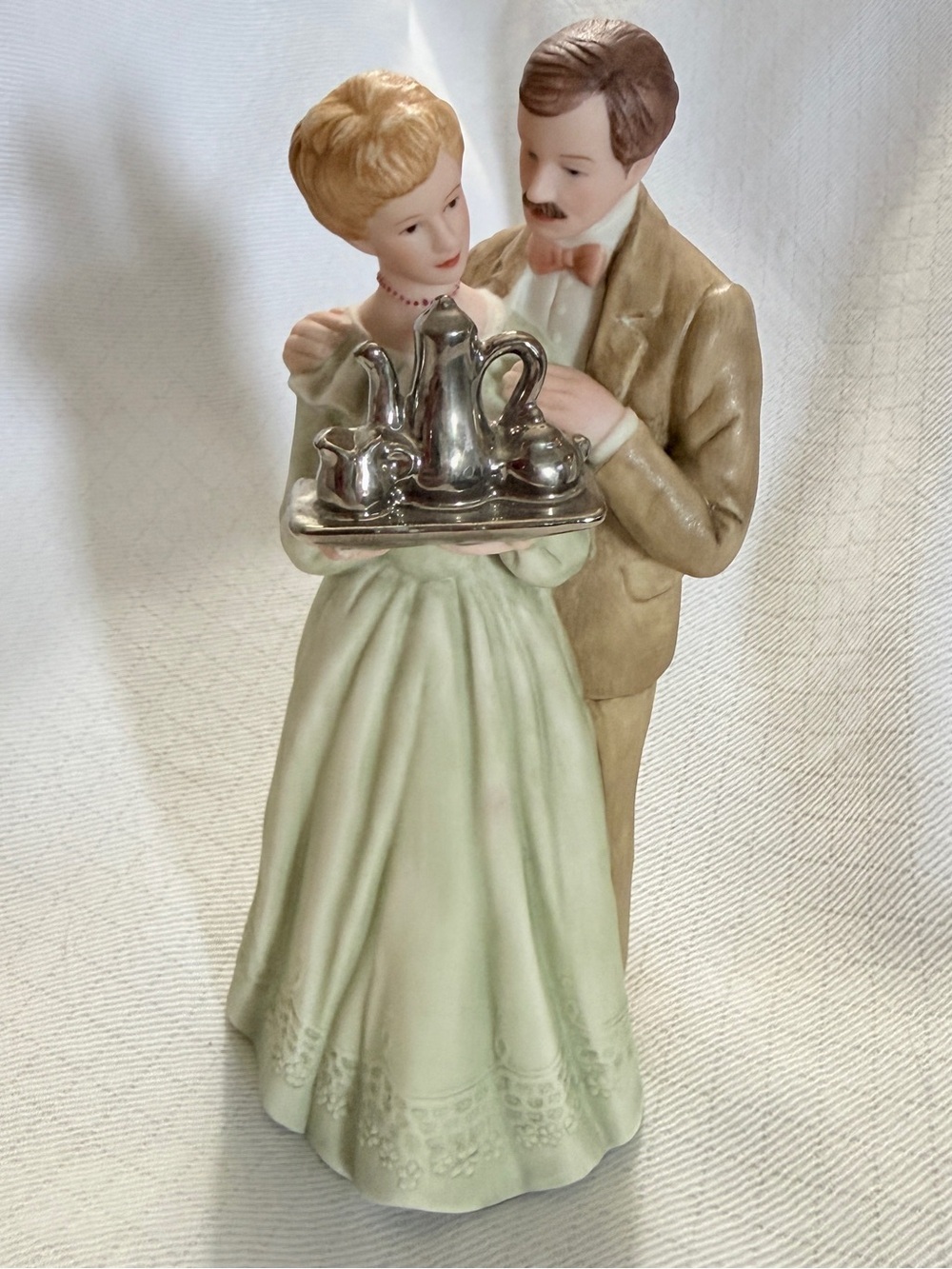 Enesco White Porcelain Treasured Memories Figurine Base with Gold Sticker